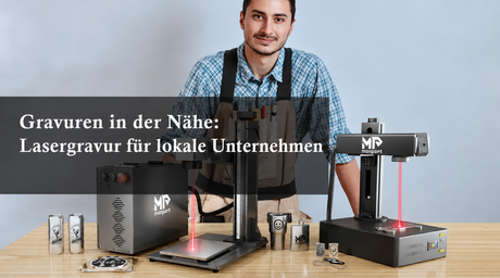 Mitarbeiter in einer Werkstatt mit Monport-Faserlasergravierern und gravierten Metallprodukten – Lasergravur für lokale Unternehmen.