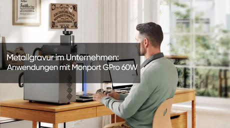 Mann an einem Arbeitsplatz mit Monport Lasergravurmaschine und Laptop – Metallgravur im Unternehmen mit dem Monport GPro 60W.